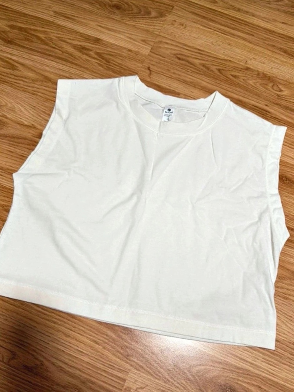 White crop top with a relaxed fit and cropped sleeve
